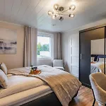 Riverside Luxury Retreat By Booklapland Huvilat